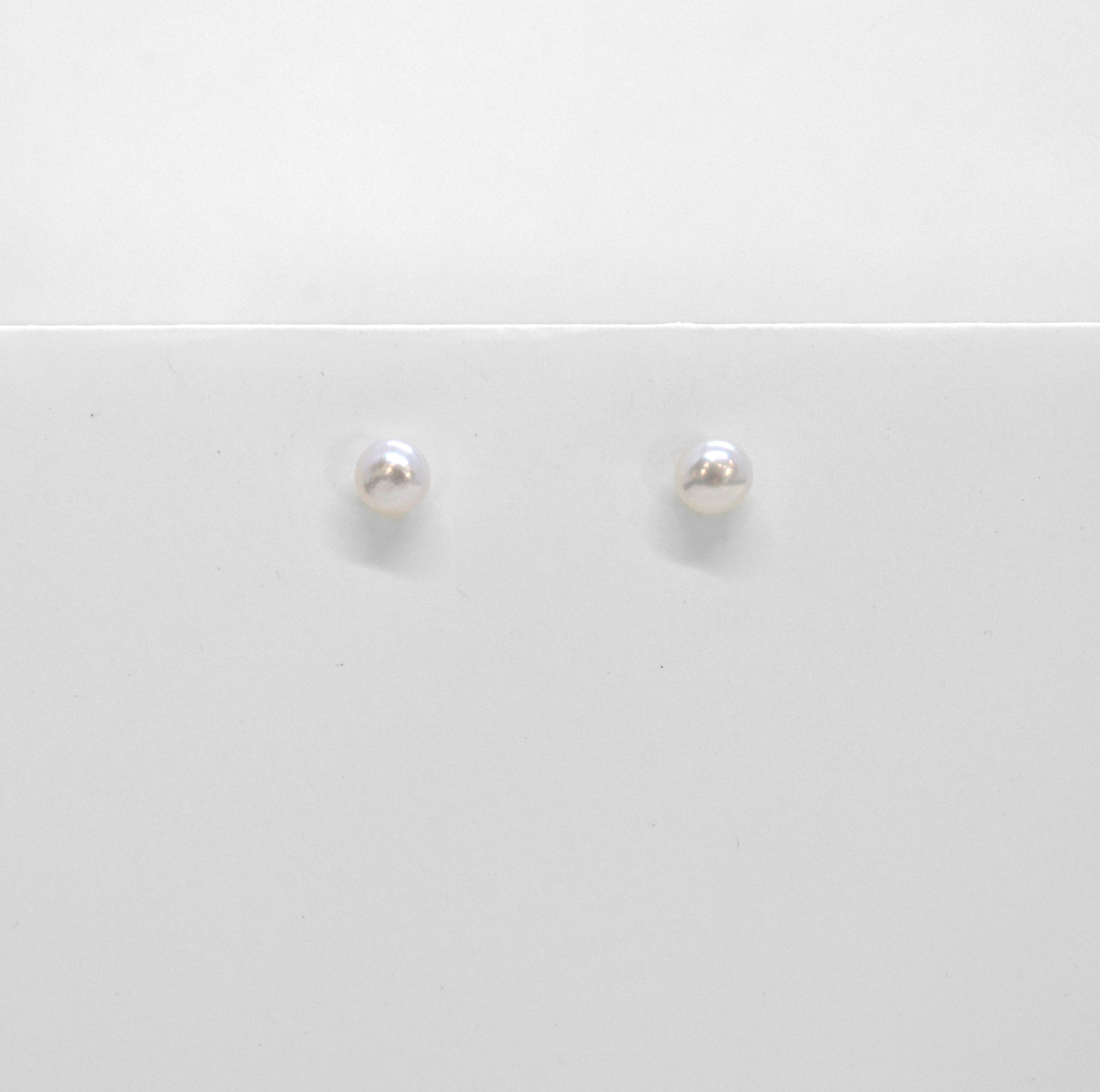 Pearl stud earrings (medium)