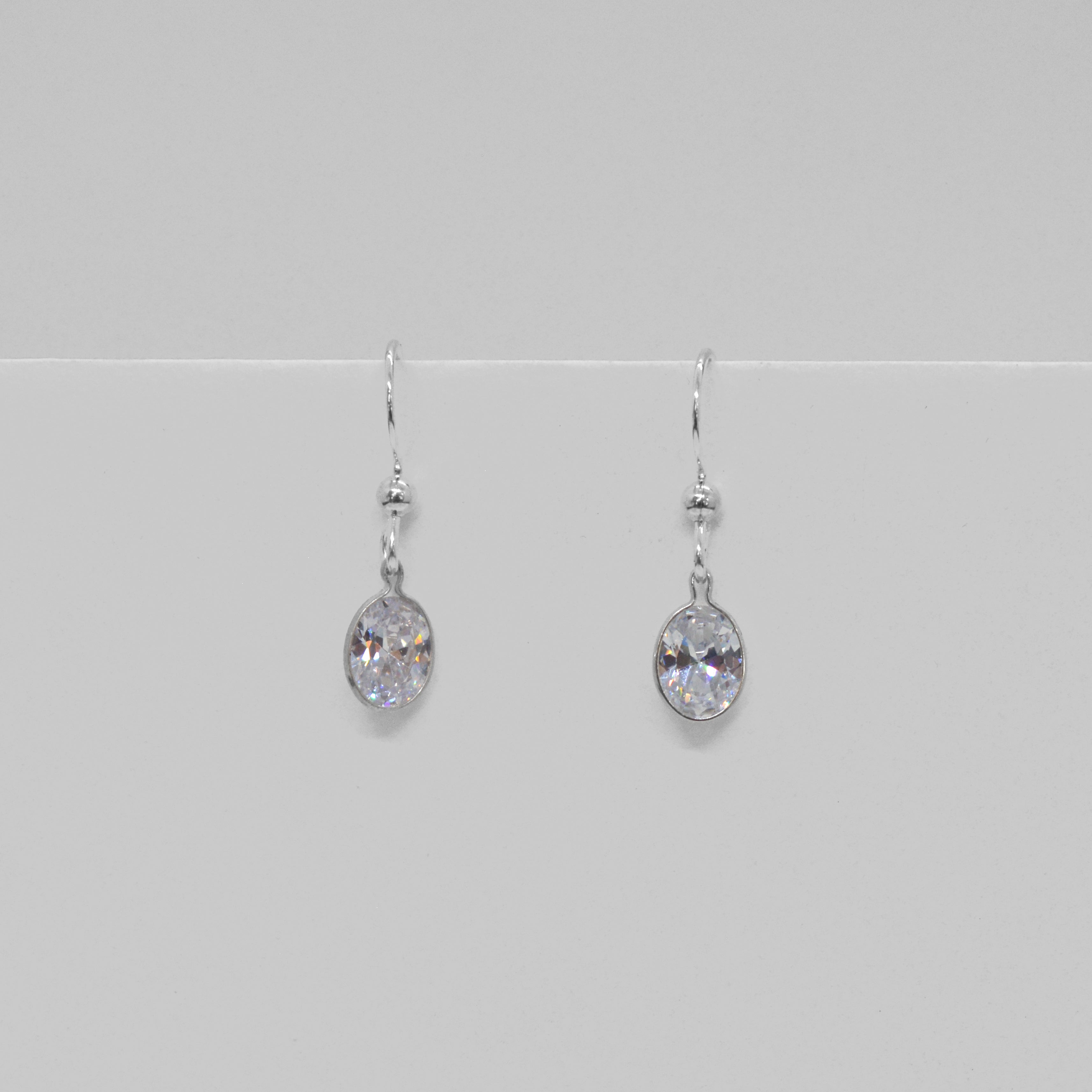Oval birthstone earrings (April/Diamond)