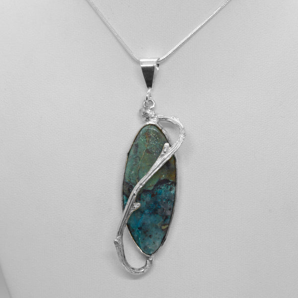 Oval pendant with oak branch